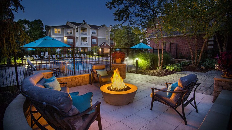 Outdoor Fire Pit and Lounge Seating